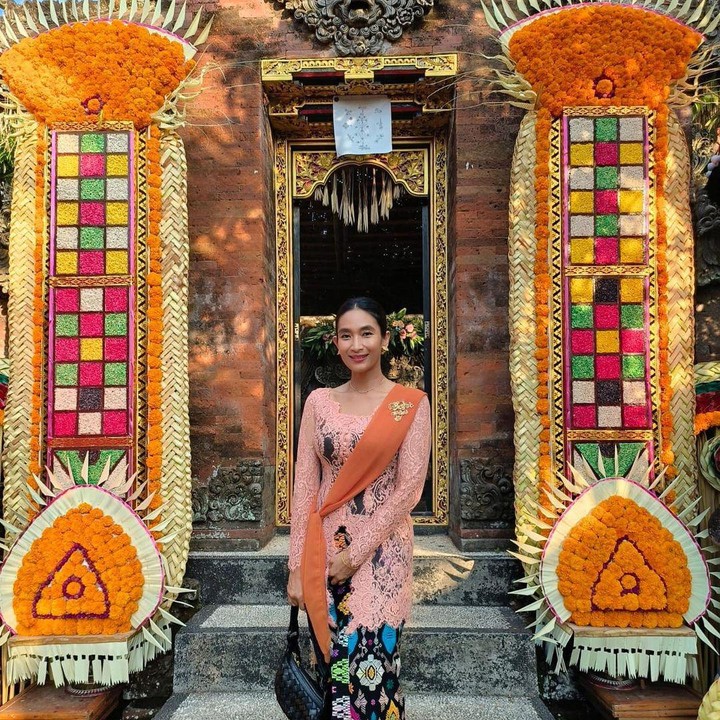 <p>Happy Salma tampil penuh pesona dalam pilihan pakaian kebaya pink dan lilitan kain batik bermotif modern. Selendang berwarna orange cerah yang ia lampirkan juga turut membuat pemain film <em>Siksa Kubur</em> ini terlihat semakin ayu. (Foto: Instagram @happysalma)</p>