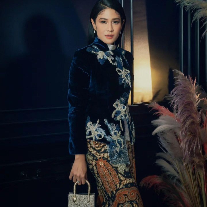<p>Dian Sastro, aktris yang membintangi series <em>Gadis Kretek </em>ini juga membagikan potret dirinya mengenakan kebaya biru dongker kala menghadiri gala premier serial web tersebut. Dirinya tampil begitu memukau dan elegan dengan setelan kebaya gelap dan kain jarik bernuansa coklat. (Foto: Instagram @therealdisastr)</p>