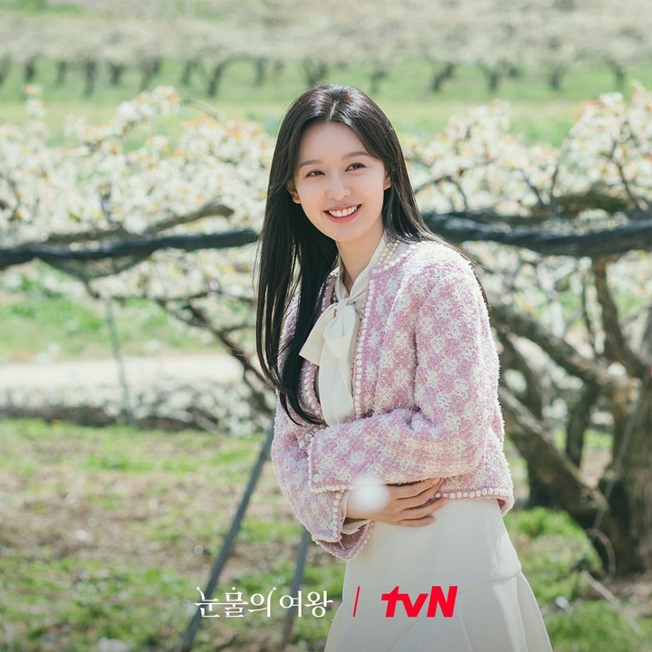 <p>Berbeda dengan vibes sebelumnya, Hong Hae In juga kerap mengenakan pakaian yang penuh warna cerah. Blazer berwarna baby pink serta blouse dan rok putih menjadi kombo darinya untuk terlihat feminin dan menawan. (Foto: Instagram @tvn_drama)</p>