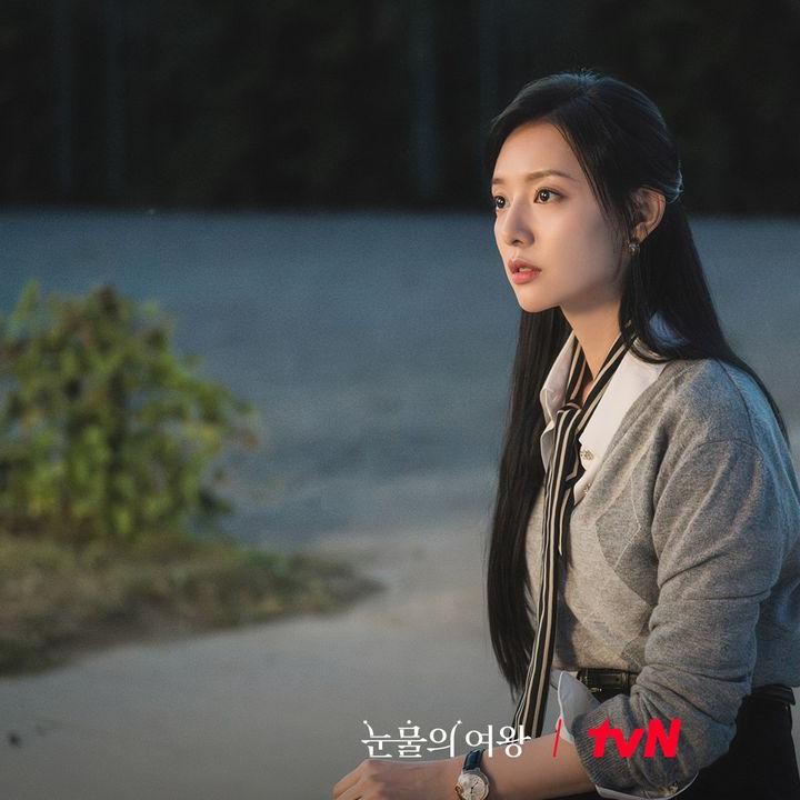 <p>Kemeja putih yang dilapisi sweater abu-abu tipis dengan aksesoris dasi merupakan pilihan outfit Hong Hae In yang bisa menjadi inspirasi Bunda. Tampilan berbusana ini akan memberi kesan rapih dan elegan. (Foto: Instagram @tvn_drama)</p>
