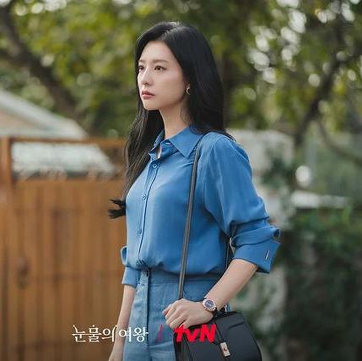 <p>Outfit kemeja dan celana jeans adalah satu paduan yang pas kala Bunda ingin berpakaian santai namun cukup sopan. Hong Hae In memberikan kesan santai namun tegas dalam anggunnya warna dongker tersebut. (Foto: Instagram @tvn_drama)</p>