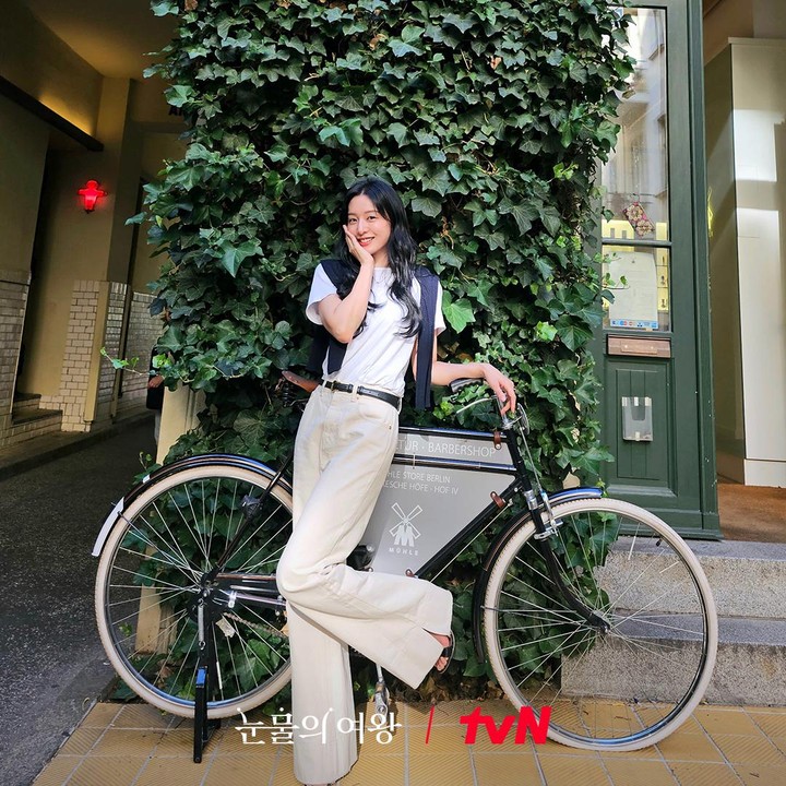 <p>Untuk Bunda yang mencari outfit casual namun tetap stylish, gaya berpakaian Hong Hae In satu ini bisa dijadikan inspirasi. Kaus putih dan celana kulot cream memberikan kesan santai serta sampiran cardigan akan menambah elegan. (Foto: Instagram @tvn_drama)</p>