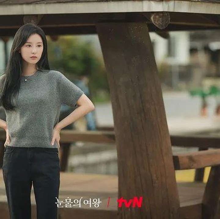 <p>Outfit kasual nan simpel antara sweater rajut hijau dengan celana hitam yang dikenakan Hong Hae In ini bisa dijadikan inspirasi berpakaian yang nyaman. (Foto: Instagram @tvn_drama)</p>