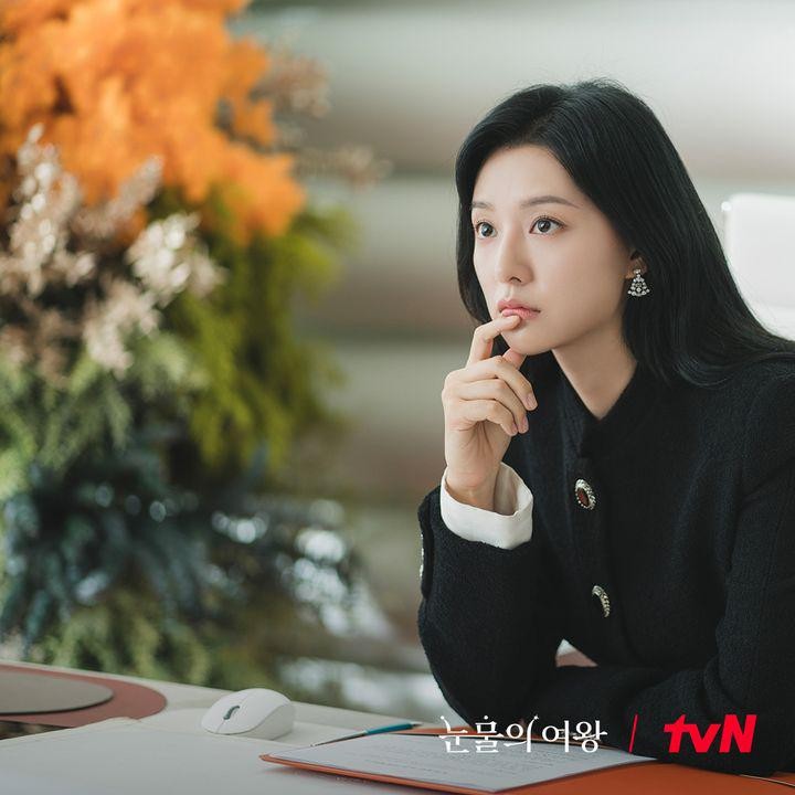 <p><em>One set blazer</em> dan rok hitam yang dipadukan dengan kemeja putih menjadi outfit langganan Hong Hae In kala menghadiri kegiatan formalnya. Ia terlihat begitu cantik dan elegan selama mengenakan paduan outfit ini, Bun. (Foto: Instagram @tvn_drama)</p>