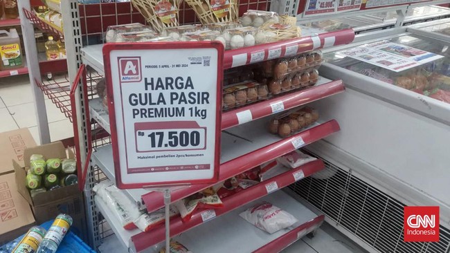 Pasokan gula di sejumlah toko ritel di Jakarta kosong dalam beberapa hari terakhir. Selain langka, gula juga harganya naik.