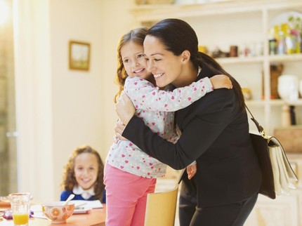 7 Tips agar Anak Tidak Rewel saat Bunda Dinas ke Luar Kota