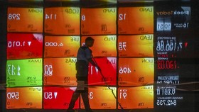 IHSG Amblas ke Level 5.000 Usai Anjlok 4,45 Persen