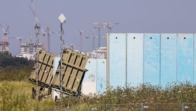 FOTO: Israel Siagakan Iron Dome Berjaga Serangan Iran