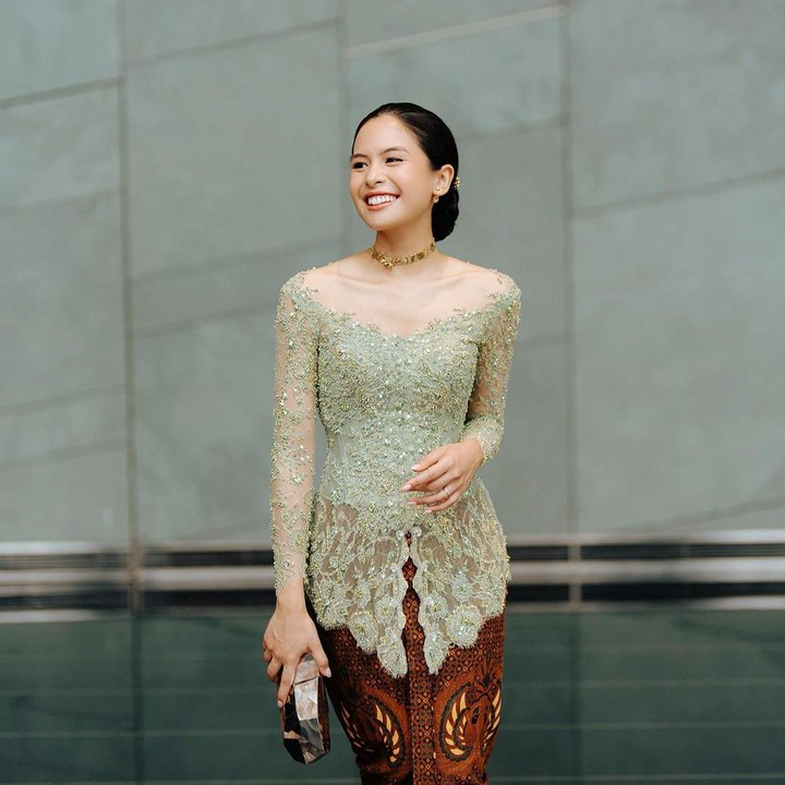 <p>Kali ini Maudy Ayunda mengenakan kebaya berkerah sabrina dengan nuansa hijau sage, tampilannya ini dapat dijadikan contekan style untuk acara siang maupun malam. (Foto: Instagram @maudyayunda)</p>