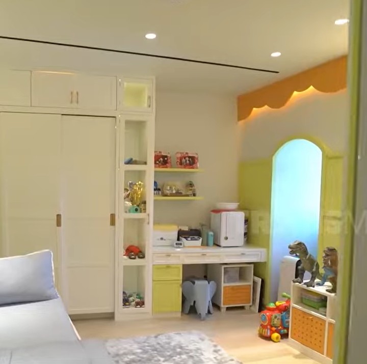 <p>Di sebelah kamar Rafathar, terdapat ruangan dengan pintu tersembunyi yang merupakan kamar Rayyanza alias Cipung. Di ruangan ini, terdapat banyak mainan bertema dinosaurus kesukaan Cipung. (Foto: YouTube Trans7 Official)</p>