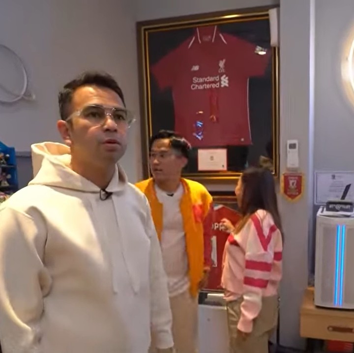 <p>Rafathar juga memiliki baju <em>jersey</em> dari klub sepak bola favoritnya. "Ini tanda tangan pemain Liverpool. Dia lagi suka Liverpool," kata Raffi. (Foto: YouTube Trans7 Official)</p>