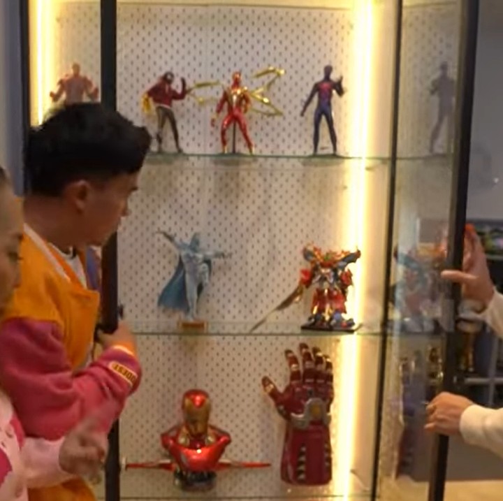 <p>Rafathar juga memiliki koleksi <em>action figure</em> dengan harga puluhan juta, Bunda. "Ini gue pernah marah sama dia. Beli empat mainan tuh Rp50 juta," ungkap Raffi. (Foto: YouTube Trans7 Official)</p>