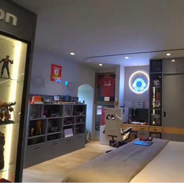 <p>Masuk lebih dalam, ada ruangan dengan pencahayaan lebih redup yang merupakan kamar Rafathar. Ia kerap menghabiskan waktu dengan bermain game di kamar tersebut. (Foto: YouTube Trans7 Official)</p>