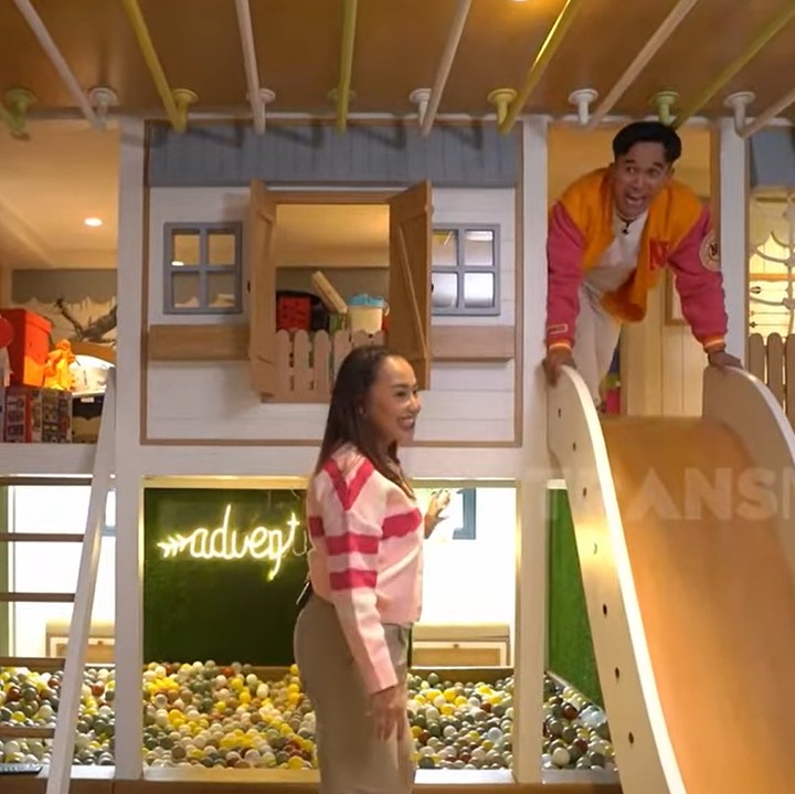 <p>Di ruangan tersebut, Raffi Ahmad membangun <em>playground</em> yang dilengkapi dengan perosotan hingga kolam mandi bola. (Foto: YouTube Trans7 Official)</p>