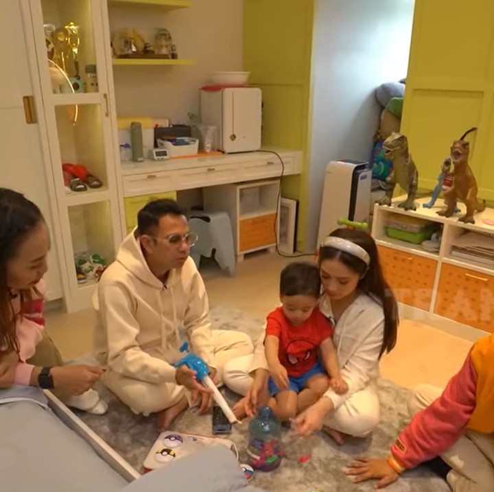 <p>Raffi Ahmad dan Nagita Slavina memberikan kamar baru untuk kedua putra mereka, Rafathar Malik Ahmad dan Rayyanza Malik Ahmad. Kamar tersebut digunakan sebagai tempat istirahat sekaligus bermain. (Foto: YouTube Trans7 Official)</p>