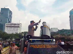 Momen Saling Lempar 2 Kelompok Massa di Patung Kuda Jakpus