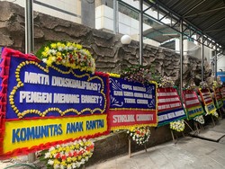 Karangan Bunga Berjejer di MK pada H-3 Sidang Putusan Sengketa Pilpres