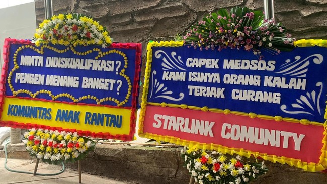 Karangan Bunga Bermekaran di MK, Menanti Ketetapan Putusan Sengketa Pilpres