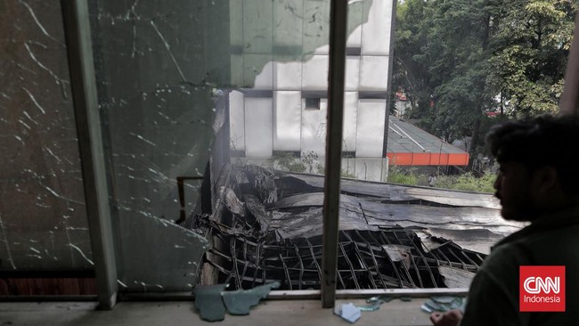 FOTO: Proses Pemadaman Kebakaran Ruko Mampang yang Tewaskan 7 Orang