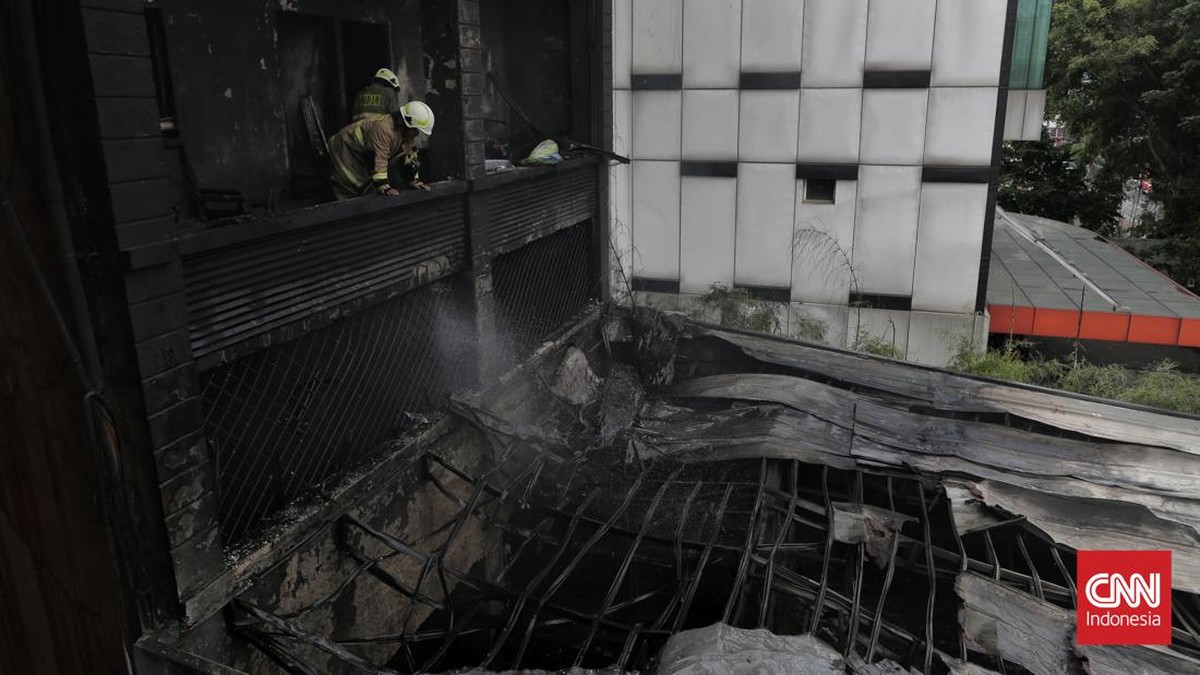 FOTO: Proses Pemadaman Kebakaran Ruko Mampang yang Tewaskan 7 Orang