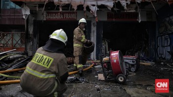 FOTO: Proses Pemadaman Kebakaran Ruko Mampang yang Tewaskan 7 Orang