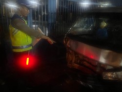 Pikap Tabrakan Adu Banteng dengan 2 Motor di Depok, 3 Orang Luka