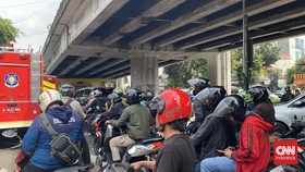 Jalan Mampang & Tendean Macet Imbas Proses Pemadaman Kebakaran Ruko