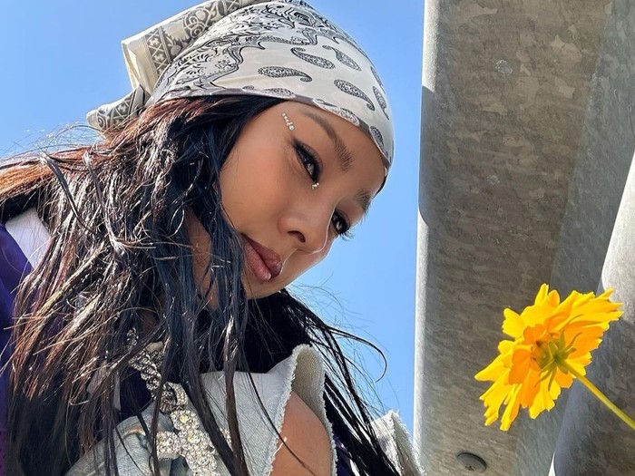 Lee Hyori adalah orang yang apa adanya. Ia punya selera humor yang membuat banyak orang tertawa berkat celotehannya./ foto: instagram.com/lee_hyolee