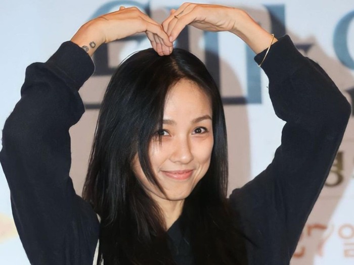 Lee Hyori juga dikenal suka tampil tanpa makeup. Bahkan di usia menginjak 40-an, Lee Hyori kerap mendapat pujian berkat visualnya yang awet muda./ foto: instagram.com/lee_hyolee