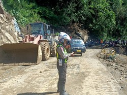 Sisa Material Longsor Mulai Dibersihkan, Piket Nol Lumajang Masih Ditutup