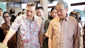 Luhut-Menlu China Bahas Kereta Cepat Sambil Makan Durian