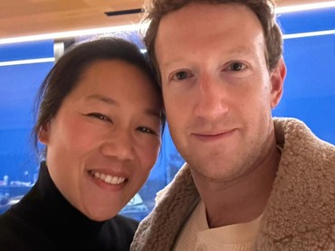Bucin Maksimal, Bos FB Bikin Patung Istri di Halaman Rumah