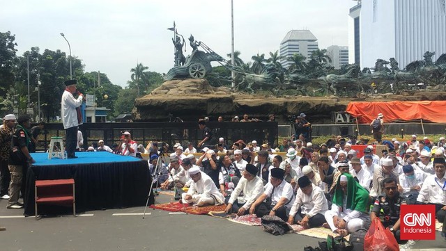 Massa Aksi MK Salat Jumat di Patung Kuda, Din Syamsuddin Jadi Khatib