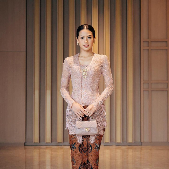 <p>Maudy Ayunda, aktris cantik dan berbakat tampil anggun saat berbalut kebaya bernuansa rose gold. (Foto: Instagram @maudyayunda)</p>