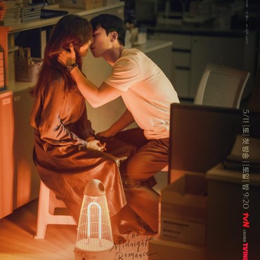 Pose Mesra Jung Ryeo Won dan Wi Ha Joon di Poster Drama 'Midnight Romance In Hagwon'