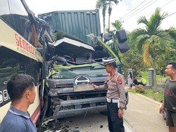 Polisi Ungkap Penyebab Bus Sembodo Tabrakan dengan Truk di Sijunjung