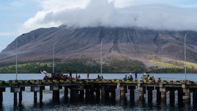 Tim SAR dikerahkan ke lokasi bencana erupsi Gunung Ruang di Kabupaten Sitaro, Sulawesi Utara, untuk mengevakuasi warga.