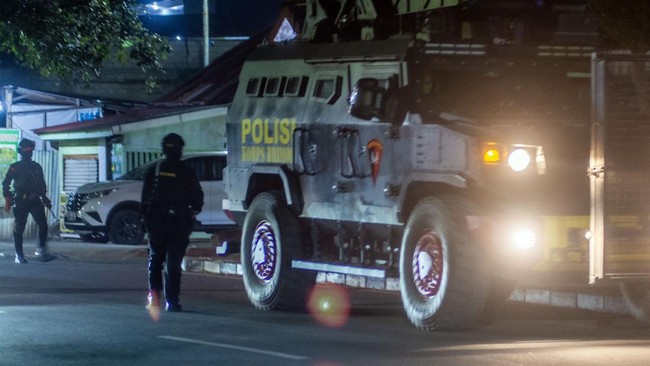 Densus 88 Polri membeberkan peran delapan tersangka teroris jaringan Jemaah Islamiyah (JI) yang ditangkap di wilayah Sulawesi Tengah.