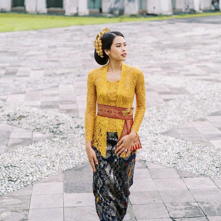 <p>Pesona yang dipancarkan Maudy Ayunda saat mengenakan kebaya selalu memukau, dengan tema kebaya yang cerah dan berwarna. (Foto: Instagram @maudyayunda)</p>