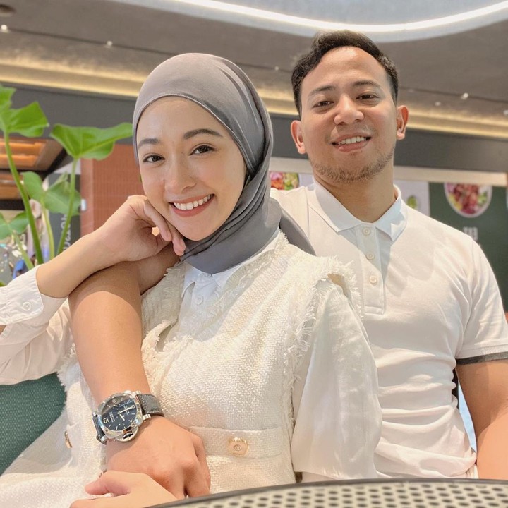 <p>Rumah tangga Poppy Bunga selalu terlihat hangat dan harmonis. Ia dan suaminya, Muhammad Fattah Riphat termasuk salah satu pasangan yang romantis. (Foto: Instagram @poppybungariphat)</p>