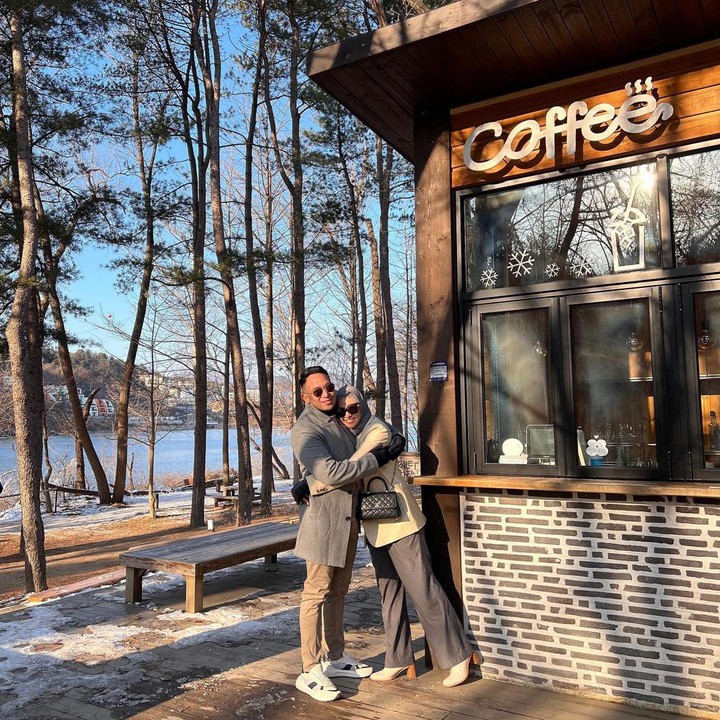<p>Pasangan ini memang kerap berjalan-jalan ke luar negeri, Bunda. Keduanya juga mengabadikan pose romantis di setiap tempat yang mereka kunjungi. (Foto: Instagram @poppybungariphat)</p>