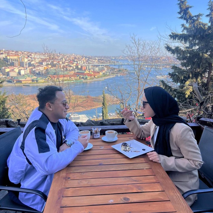 <p>Poppy Bunga dan Muhammad Fattah Riphat juga kerap melakukan<em> quality time</em> berdua. Salah satunya ketika mereka menimati sarapan romantis di Prancis. (Foto: Instagram @poppybungariphat)</p>