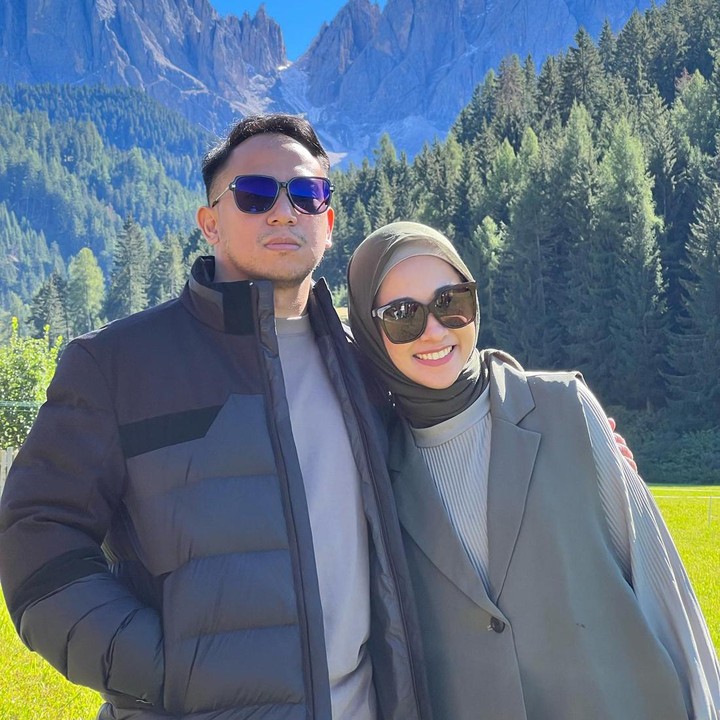 <p>Poppy Bunga dinikahi oleh Muhammad Fattah Riphat pada 17 November 2013. Usia pernikahan mereka sudah mencapai 10 tahun, Bunda. (Foto: Instagram @poppybungariphat)</p>
