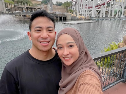 7 Potret Mesra Poppy Bunga dan Suami Pengusaha, Sering Diajak Traveling Mewah ke Luar Negeri