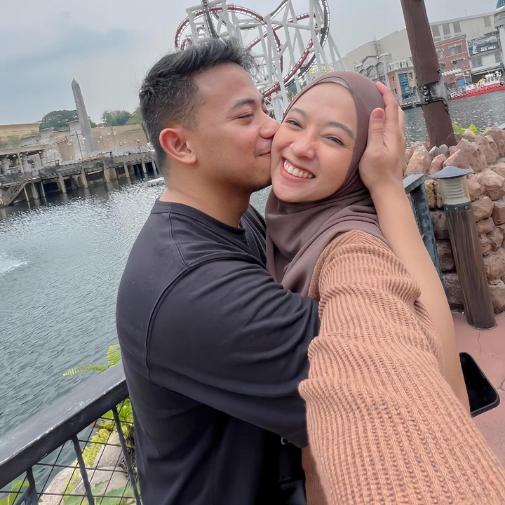 <p>Di usia pernikahan yang sudah satu dekade, pasangan ini tetap terlihat harmonis. Poppy tak segan memperlihatkan kemesraan mereka di media sosial, nih. (Foto: Instagram @poppybungariphat)</p>