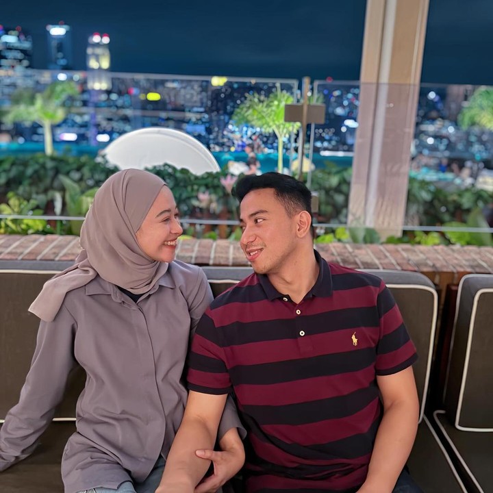 <p>Tengok saja ketika mereka saling berbagi tatapan romantis. <em>So sweet,</em> Bunda. (Foto: Instagram @poppybungariphat)</p>