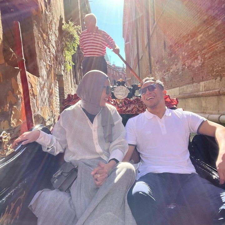 <p>Salah satu unggahan memperlihatkan Poppy Bunga dan Muhammad Fattah Riphat yang sedang berbagi momen romantis ketika menaiki perahu di Venice, Italia. (Foto: Instagram @poppybungariphat)</p>