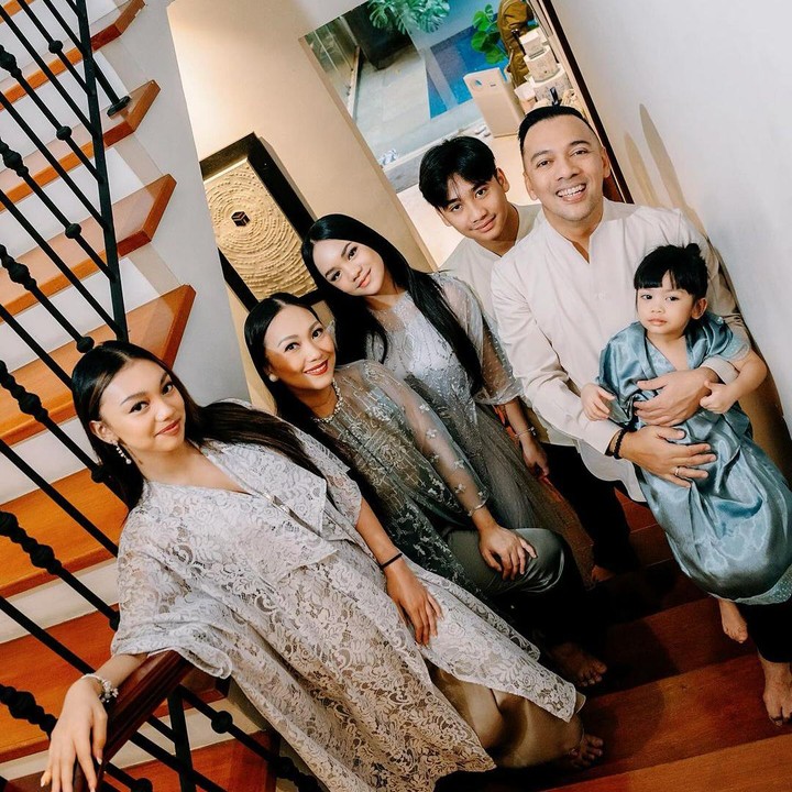 <p>Mantan penyanyi cilik, Nola B3, memiliki empat orang anak bersama sang suami, Baldy Mulya. Mereka diberi nama Naura Ayu, Bevan, Neona Ayu, dan Nakeya Ayu. Nola sendiri melahirkan anak keempatnya ketika berusia 43 tahun. (Foto: Instagram: @riafinola)</p>