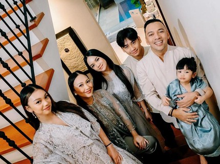 7 Potret Artis dengan Anak Banyak, Selalu Terlihat Kompak Bun