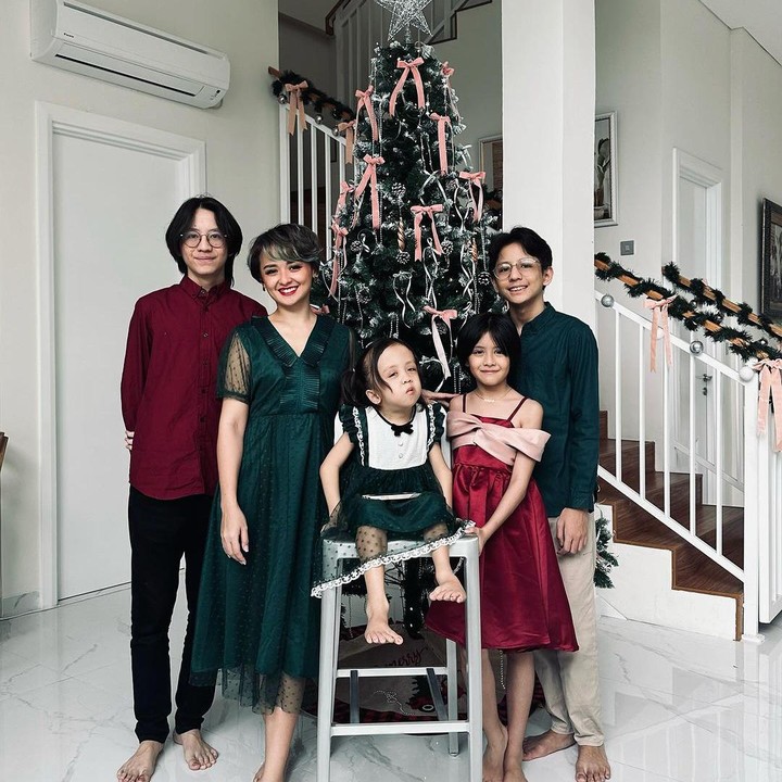 <p>Dari pernikahannya bersama mendiang Raditya Oloan, Joanna Alexandra dikaruniai 4 orang anak. Mereka diberi nama  Zuriel Paris, Zeraiah Moria, Zoey Havilah, dan Ziona Eden. Banyak netizen yang menyebut bahwa kedua anak laki-laki Joanna sangat mirip dengan sang Ayah, lho. "Yang anak cowok mirip bapaknya, ya. Apalagi anak cowok yang nomor 2," ungkap seorang netizen. (Foto: Instagram: @joannaalexandra)</p>